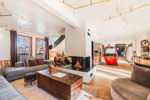 TV connectée, cheminée, lecteur de DVD, baby-foot