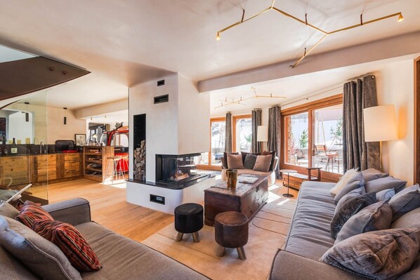 Téléviseur connecté, foyer, lecteur de DVD, table de baby-foot