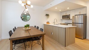 Apartamento premium | Cozinha privada | Cafeteira/chaleira, geladeira, micro-ondas, fogão