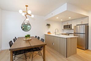 Apartamento premium | Cozinha privada | Geladeira, micro-ondas, fogão, cooktop