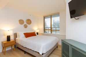 Iron/ironing board, free WiFi, bed sheets - Private Residences at the Cascade Lodge (Whistler)