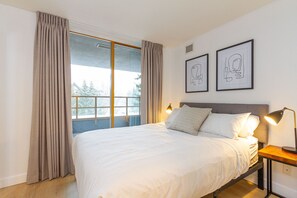 Premium Apartment | Iron/ironing board, free WiFi, bed sheets
