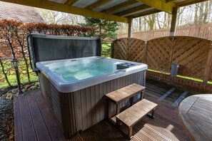 Outdoor spa tub - Ptarmigan Luxury Lodge apartment with private hot tub (Loch Lomond)