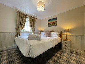 2 bedrooms, iron/ironing board, free WiFi, bed sheets - Ptarmigan Luxury Lodge apartment with private hot tub (Loch Lomond)