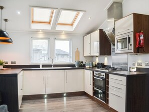 Geschirrspüler, Hochstuhl, Kochgeschirr/Geschirr/Besteck