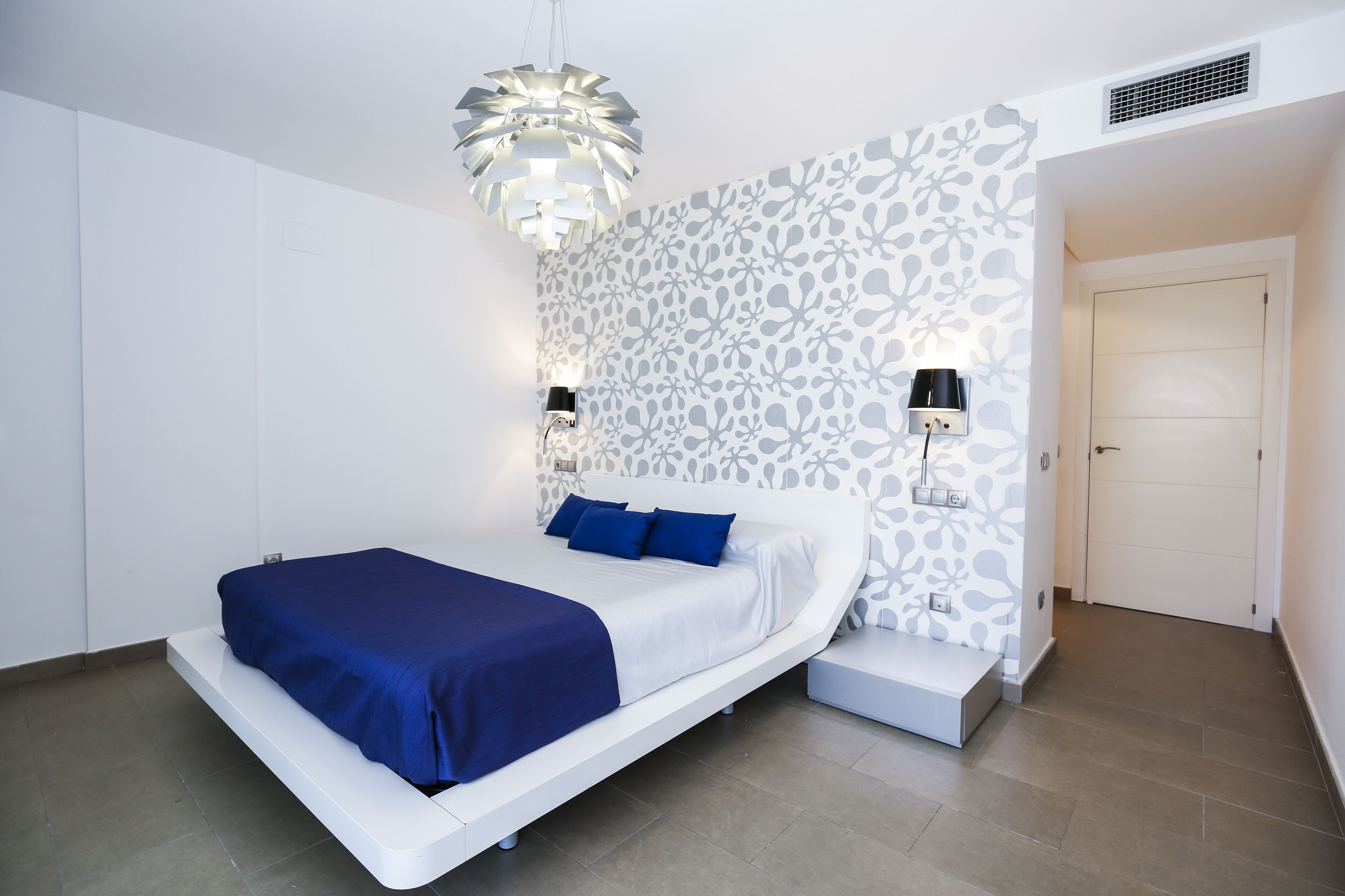 4 slaapkamers, een bureau, een strijkplank/strijkijzer, wifi