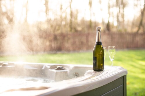 Montrose Lodge with private hot tub and sauna