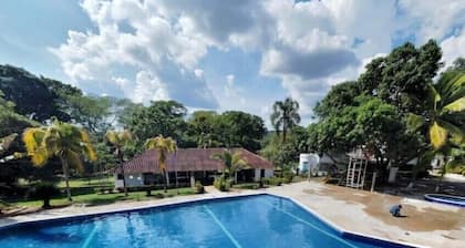Rio Bonito Piscina, Tennis.