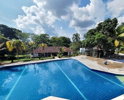 Rio Bonito  Piscina, Tennis.
