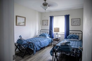 2 bedrooms, iron/ironing board, WiFi, bed sheets - Urban Lake Condo in Sheboygan's Historic Ellis District (Sheboygan)