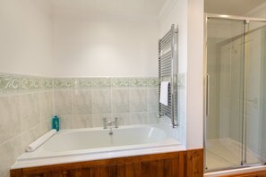 Shower, eco-friendly toiletries, hair dryer, towels - Ben Lomond Luxury Lodge with hot tub and sauna (Nr Drymen)