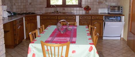 Een koelkast, een microgolfoven, een oven, een vaatwasser