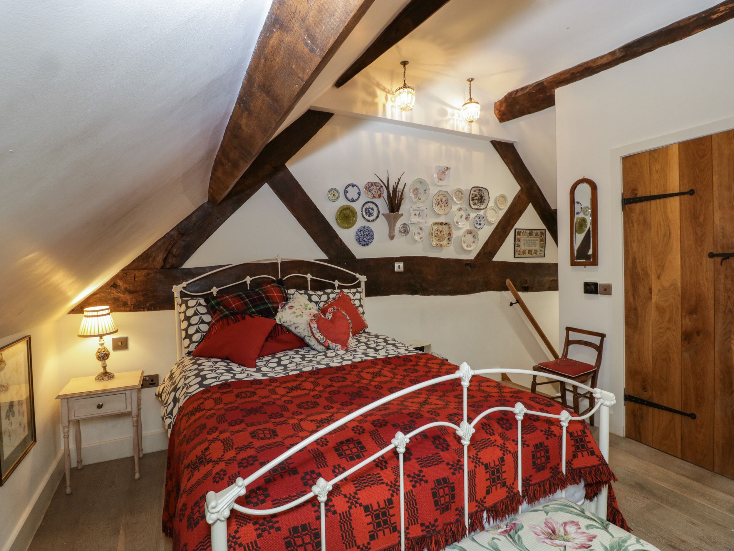 1 bedroom, individually decorated, individually furnished