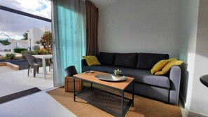 Een smart-tv en boeken