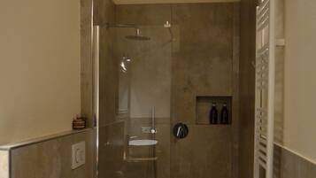 Standardzimmer, 1 Queen-Bett, Nichtraucher, Stadtblick | Badezimmer | Kostenlose Toilettenartikel, Haartrockner, Bademäntel