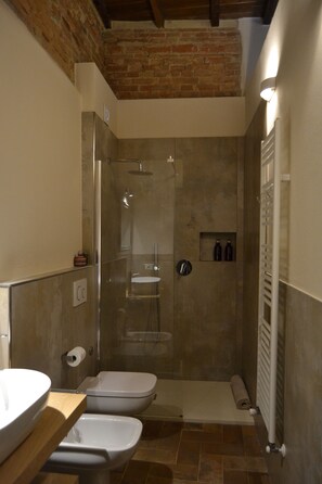 Standardzimmer, 1 Queen-Bett, Nichtraucher, Stadtblick | Badezimmer | Kostenlose Toilettenartikel, Haartrockner, Bademäntel