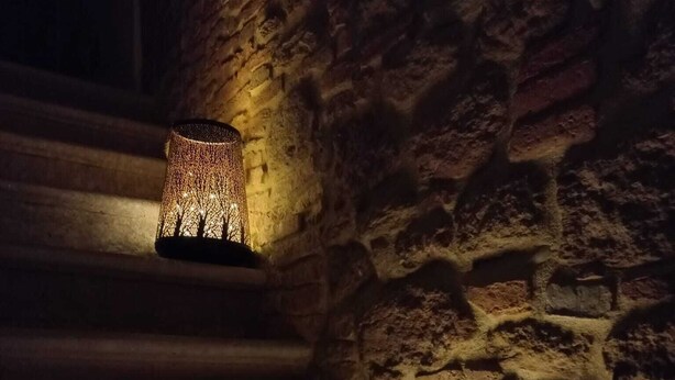 Eine Treppe mit zwei dekorativen Wandleuchten.