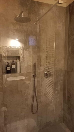 Phòng Economy, 1 giường đôi, không hút thuốc, quang cảnh sân vườn | Phòng tắm | Đồ dùng nhà tắm miễn phí, máy sấy tóc, áo choàng tắm 