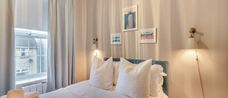 3 bedrooms, desk, travel cot, free WiFi