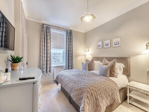 3 soverom, skrivebord, reiseseng for barn og wi-fi (inkludert)