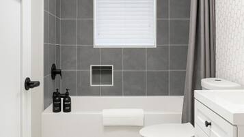 Toallas, jabón, shampoo, papel higiénico