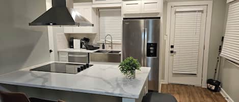 Micro-ondes, four, plaque de cuisson, lave-vaisselle