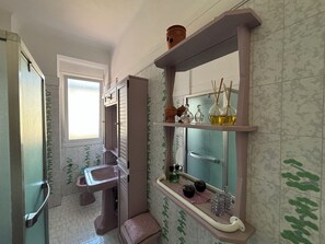 Vasca idromassaggio, asciugacapelli, bidet, asciugamani