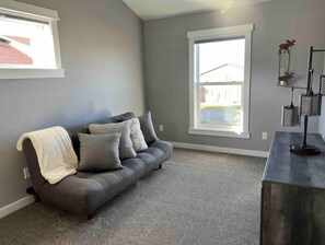 Smart TV, fireplace, DVD player - Maggie's Place--Ski/Hike/Soak in Hot tub! (Red Lodge)