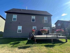 Terrace/patio - Maggie's Place--Ski/Hike/Soak in Hot tub! (Red Lodge)