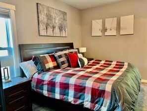 4 bedrooms, travel crib, free WiFi, bed sheets - Maggie's Place--Ski/Hike/Soak in Hot tub! (Red Lodge)
