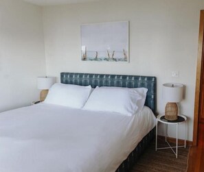 4 chambres, fer et planche à repasser, lit de bébé portatif