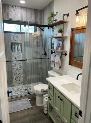 Shower, hair dryer, towels, soap - Best Little Farmhouse in Bastrop (Bastrop)
