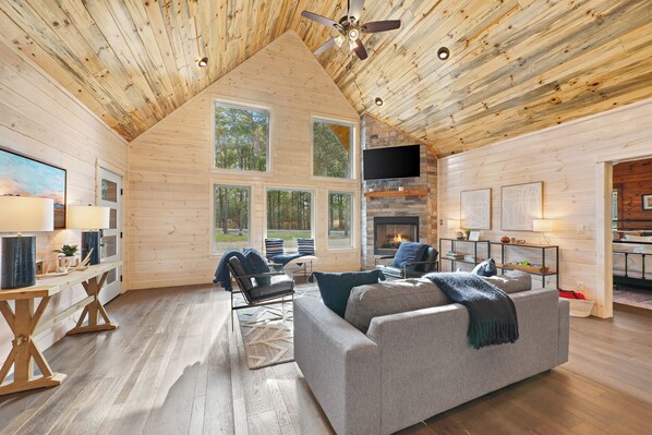 Smart TV, caminetto, videogiochi, tavolo da calcetto