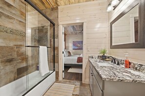 Shower, hair dryer, towels - Family Fun HQ: HotTub, Firepit, Playset; Dogs OK! (Broken Bow)