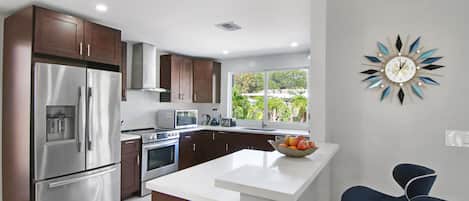 Refrigerador, microondas, horno, placa de cocina