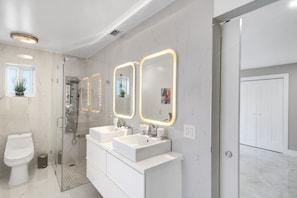 Shower, hair dryer, towels, toilet paper - Tranquil 3 Bed 2 Bath Pool Home Mins to the Beach (Hollywood)