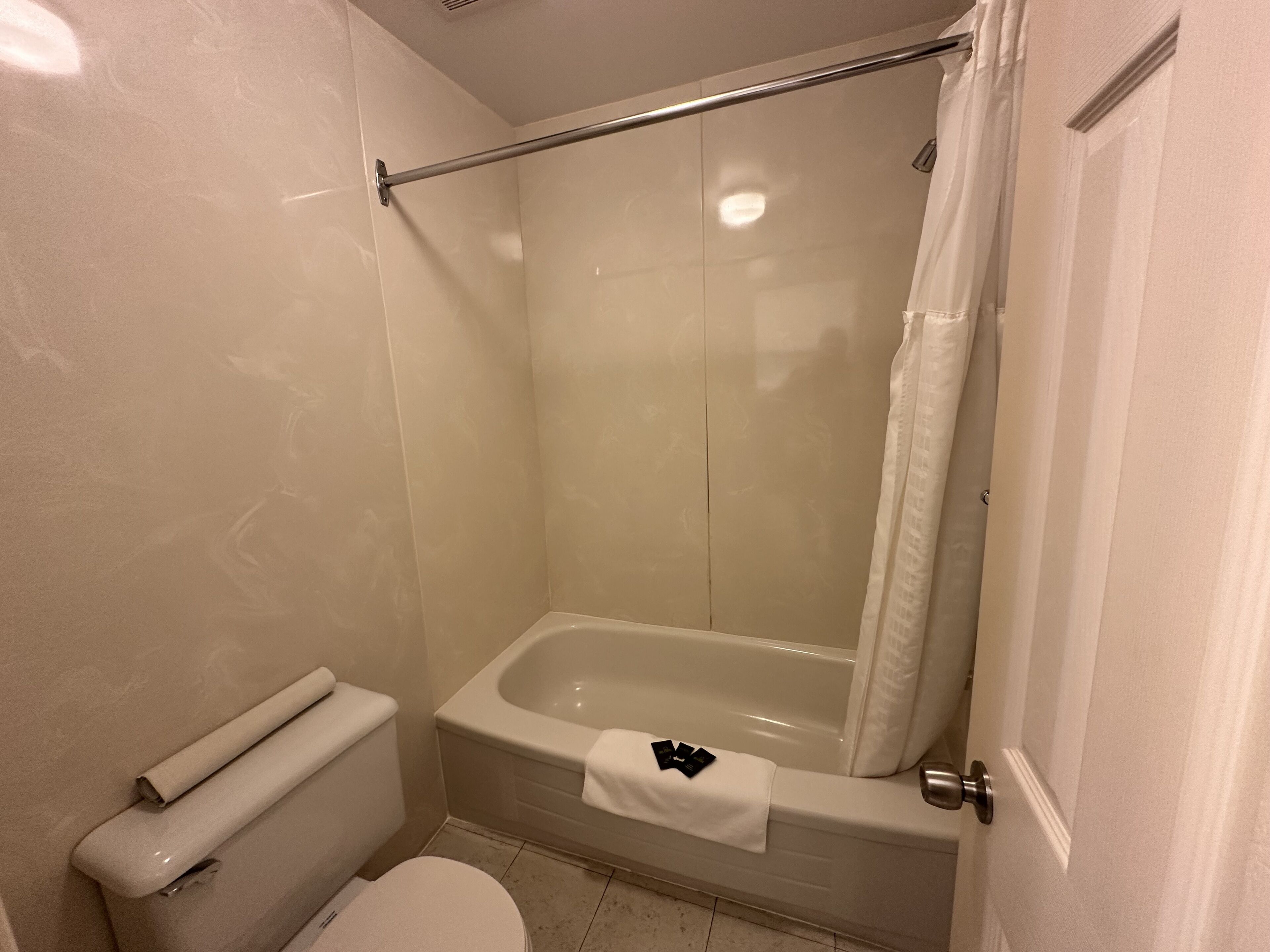 Kamar Standar, 2 Tempat Tidur Queen | Kamar mandi | Handuk
