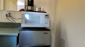Standard Double Room, 1 Queen Bed | Microwave