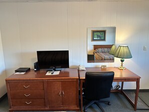 Standard Room, 2 Double Beds | Laptop workspace, free WiFi, bed sheets - White River Motel (White River)