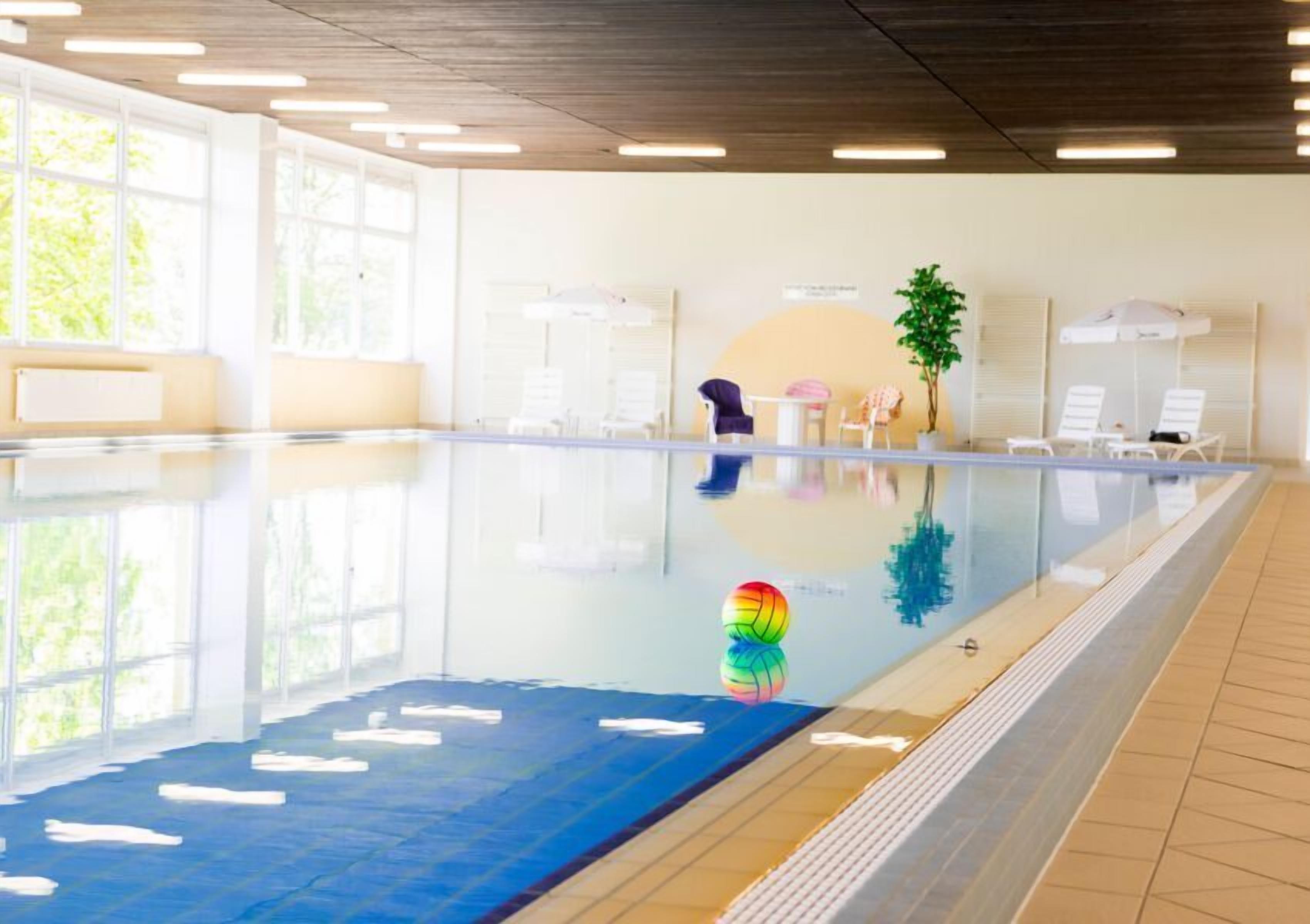 Una piscina cubierta