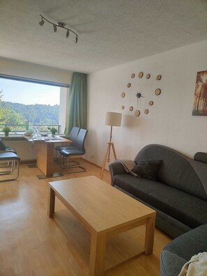 Leilighet – comfort | Oppholdsrom | En 42-tommers Flatskjerm-TV med kabel-kanaler