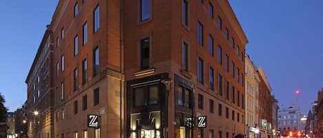 Vista frontal de la propiedad por la tarde o noche