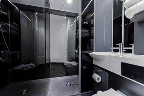 Queen Room, No Windows | Bathroom | Shower, towels, soap, shampoo - The Z Hotel Trafalgar (London)
