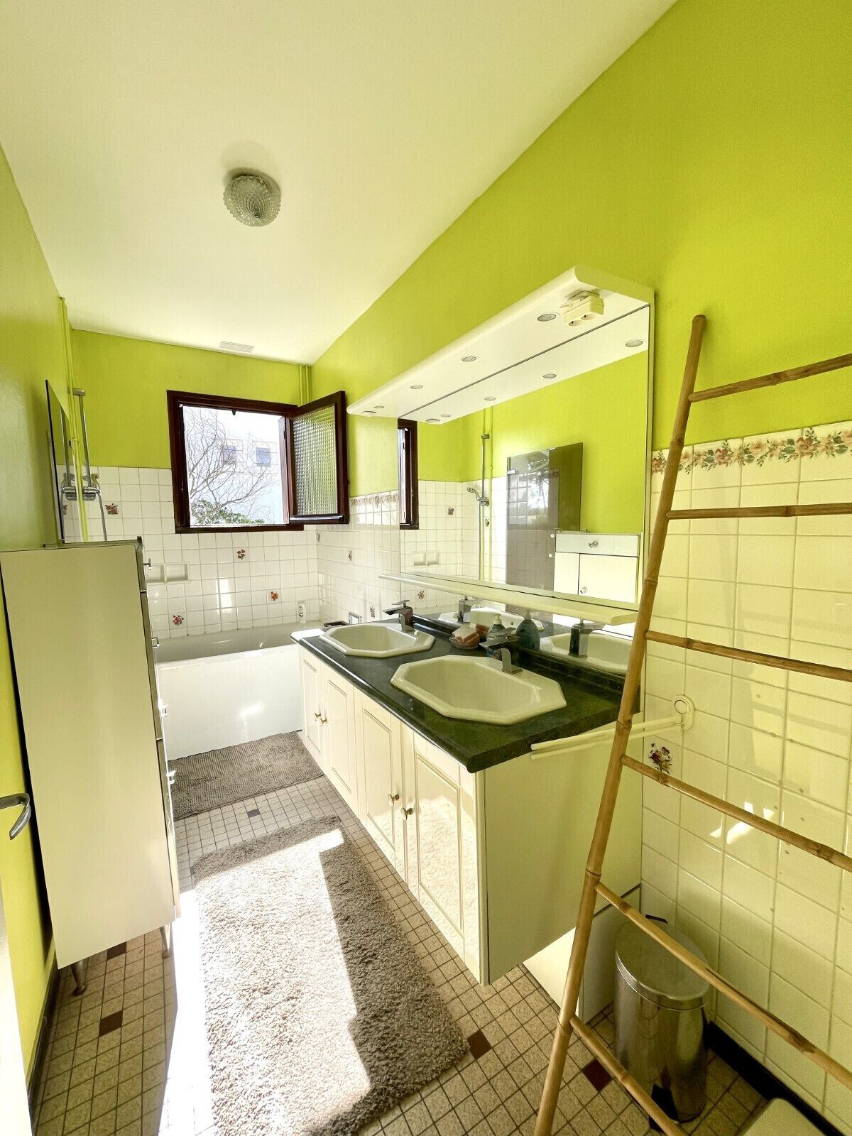 Een koelkast, een microgolfoven, een oven, een vaatwasser