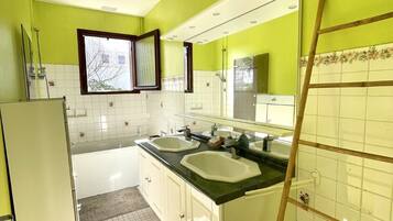 Een koelkast, een microgolfoven, een oven, een vaatwasser