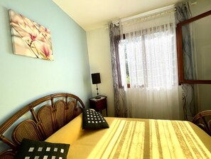 4 bedrooms, iron/ironing board