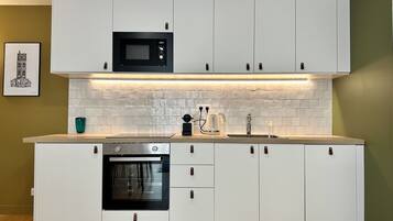 Een koelkast, een microgolfoven, een oven, een kookplaat