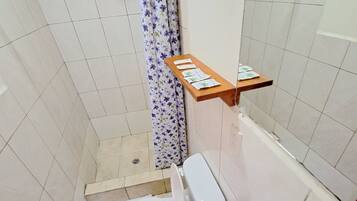 Habitación Business doble, varias camas | Baño | Artículos de higiene personal gratuitos