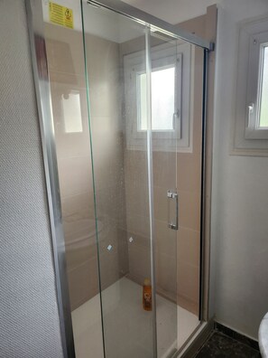 Haartrockner, Bidet, Handtücher, Seife