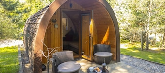 Wee Acorn Luxury Pod with private hot tub